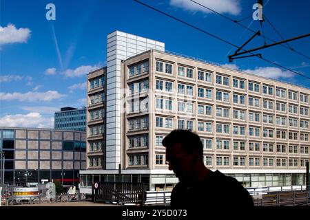 Une vue imprenable sur Alexanderplatz à Berlin mettant en valeur l'architecture emblématique et l'atmosphère animée de la gare. Banque D'Images