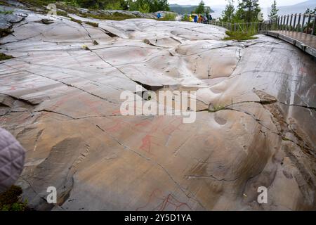 Alta, Norvège - 07.2024 : touristes regardant l'art rupestre d'Alta en Norvège Banque D'Images