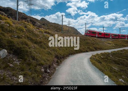 Moritz, Suisse 11 août 2021 - train rouge du RhB sur la ligne BERNINA du patrimoine mondial près du col de la BERNINA dans les Alpes suisses Banque D'Images