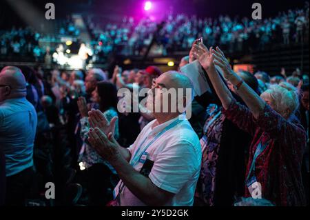 Birmingham, Royaume-Uni. 21 septembre 2024. La foule a vu applaudir à la fin du discours d'adieu de Nigel Farage le dernier jour de la conférence. Le Parti réformiste britannique, dirigé par le député Nigel Farage, a remporté cinq sièges aux élections générales britanniques de 2024, et se réunit maintenant à Birmingham pour sa conférence de 2024 Credit : SOPA images Limited/Alamy Live News Banque D'Images