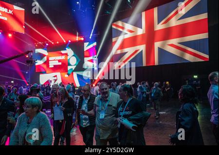 Birmingham, Royaume-Uni. 21 septembre 2024. Les gens ont vu partir à la fin du discours d'adieu de Nigel Farage le dernier jour de la conférence. Le Parti réformiste britannique, dirigé par le député Nigel Farage, a remporté cinq sièges aux élections générales britanniques de 2024, et se réunit maintenant à Birmingham pour sa conférence de 2024 Credit : SOPA images Limited/Alamy Live News Banque D'Images