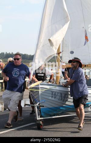 Île de Mersea, Royaume-Uni. 21 septembre 2024. Le tour annuel de la course de l'île a eu lieu autour de l'île de Mersea dans l'Essex aujourd'hui. Des voiliers de toutes sortes participent à l'événement. Les équipages doivent transporter leurs bateaux à travers la Strood, la seule route sur et hors de l'île qui inonde lors de marées exceptionnellement hautes. Credit:Eastern Views/Alamy Live News Banque D'Images