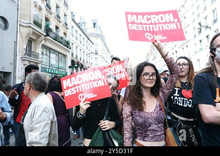 Manifestants tenant des pancartes avec le message "Macron impeachment", pendant la manifestation de la place Bastille. Plusieurs associations de jeunes, écologiques et féministes ont lancé un appel à manifester contre la nomination de Michel Barnier à la tête du gouvernement par Emmanuel Macron, qu’elles considèrent comme un « déni de démocratie ». Cela fait suite à la demande de destitution du président lancée par l’union de la gauche et validée par le bureau de l’Assemblée nationale, le 21 septembre 2024 à Paris. Photo Christophe Michel/ABACAPRESS. COM Banque D'Images