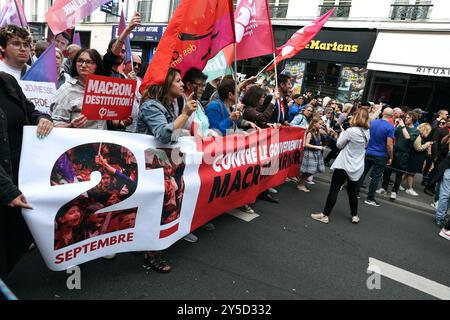 Manifestants et élus tenant une banderole avec le message "contre le gouvernement Macron-Barnier", lors de la manifestation depuis la place Bastille. Plusieurs associations de jeunes, écologiques et féministes ont lancé un appel à manifester contre la nomination de Michel Barnier à la tête du gouvernement par Emmanuel Macron, qu’elles considèrent comme un « déni de démocratie ». Cela fait suite à la demande de destitution du président lancée par l’union de la gauche et validée par le bureau de l’Assemblée nationale, le 21 septembre 2024 à Paris. Photo Christophe Michel/ABACAPRESS. CO Banque D'Images