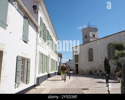 Le bois-plage-en-Ré L'ancienne mairie et l'église Banque D'Images