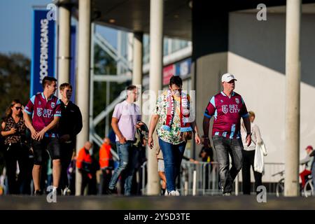 Arnhem, pays-Bas. 21 septembre 2024. ARNHEM, PAYS-BAS - 21 SEPTEMBRE : supporter de vitesse en route vers les tribunes avant le match néerlandais Keuken Kampioen Divisie entre vitesse et Jong Ajax au GelreDome le 21 septembre 2024 à Arnhem, pays-Bas. (Photo de René Nijhuis/Orange Pictures) crédit : Orange pics BV/Alamy Live News Banque D'Images