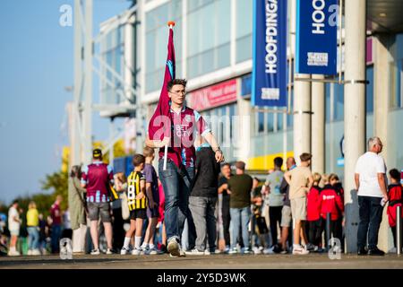 Arnhem, pays-Bas. 21 septembre 2024. ARNHEM, PAYS-BAS - 21 SEPTEMBRE : un supporter de vitesse portant le maillot Airborne sur son chemin vers les gradins avant le match néerlandais Keuken Kampioen Divisie entre vitesse et Jong Ajax au GelreDome le 21 septembre 2024 à Arnhem, pays-Bas. (Photo de René Nijhuis/Orange Pictures) crédit : Orange pics BV/Alamy Live News Banque D'Images