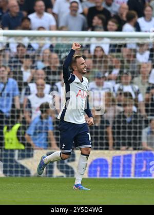 Londres, Royaume-Uni. 21 septembre 2024. BUT James Maddison de Tottenham Hotspur célèbre avoir marqué le troisième but de son équipe lors du match de premier League Spurs vs Brentford au Tottenham Hotspur Stadium de Londres. Cette image est RÉSERVÉE à UN USAGE ÉDITORIAL. Licence requise de Football DataCo pour toute autre utilisation. Crédit : MARTIN DALTON/Alamy Live News Banque D'Images