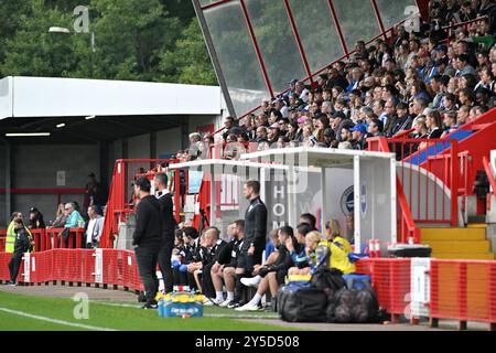 Crawley UK 21 septembre 2024 - les fans regardent pendant le match de football de la Super League féminine Barclays entre Brighton & Hove Albion et Everton au Broadfield Stadium de Crawley : Credit Simon Dack /TPI/ Alamy Live News. Usage éditorial exclusif. Pas de merchandising. Banque D'Images