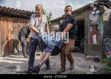 Evhen Vasyliev/le Pictorium - évacuation de Pokrovsk, région de Donetsk, Ukraine. 12 septembre 2024. Ukraine/région de Donetsk/Pokrovsk - les gens continuent de quitter la communauté de Pokrovsk. Le 5 septembre 2024, le train d'évacuation a été annulé pour des raisons de sécurité par les autorités locales. Les gens partent maintenant seuls ou sont évacués par des bénévoles et des organisations. Il reste environ 16 000 résidents à Pokrovsk, dont 177 enfants. Crédit : LE PICTORIUM/Alamy Live News Banque D'Images