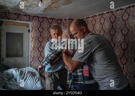 Evhen Vasyliev/le Pictorium - évacuation de Pokrovsk, région de Donetsk, Ukraine. 12 septembre 2024. Ukraine/région de Donetsk/Pokrovsk - les gens continuent de quitter la communauté de Pokrovsk. Le 5 septembre 2024, le train d'évacuation a été annulé pour des raisons de sécurité par les autorités locales. Les gens partent maintenant seuls ou sont évacués par des bénévoles et des organisations. Il reste environ 16 000 résidents à Pokrovsk, dont 177 enfants. Crédit : LE PICTORIUM/Alamy Live News Banque D'Images