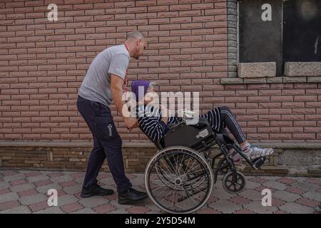 Evhen Vasyliev/le Pictorium - évacuation de Pokrovsk, région de Donetsk, Ukraine. 12 septembre 2024. Ukraine/région de Donetsk/Pokrovsk - les gens continuent de quitter la communauté de Pokrovsk. Le 5 septembre 2024, le train d'évacuation a été annulé pour des raisons de sécurité par les autorités locales. Les gens partent maintenant seuls ou sont évacués par des bénévoles et des organisations. Il reste environ 16 000 résidents à Pokrovsk, dont 177 enfants. Crédit : LE PICTORIUM/Alamy Live News Banque D'Images