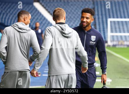 West Bromwich, Royaume-Uni. 21 septembre 2024. Mason Holgate de West Bromwich Albion salue les joueurs de Plymouth Argyle lors du Sky Bet Championship match aux Hawthorns, West Bromwich. Le crédit photo devrait se lire : Annabel Lee-Ellis/Sportimage crédit : Sportimage Ltd/Alamy Live News Banque D'Images