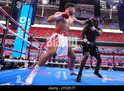 Josh Kelly (à gauche) et Ishmael Davis dans le combat de poids moyen au stade de Wembley, Londres. Date de la photo : samedi 21 septembre 2024. Banque D'Images