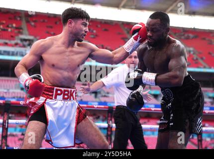 Josh Kelly (à gauche) et Ishmael Davis dans le combat de poids moyen au stade de Wembley, Londres. Date de la photo : samedi 21 septembre 2024. Banque D'Images