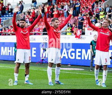 Stand 0:3, SC Freiburg besiegt den 1. FC Heidenheim. Die Freiburger feiern mit den fans Vincenzo Grifo (SC Freiburg, #32) und Christian Guenter (SC Freiburg, #30), Philipp Lienhart (SC Freiburg, #03) heben die arme im Takt GER, FC Heidenheim v. SC Freiburg, Fussball, Bundesliga, 4. Spieltag, Spielzeit 2024/2025, 21.09.2024 LA RÉGLEMENTATION DFL INTERDIT TOUTE UTILISATION DE PHOTOGRAPHIES COMME SÉQUENCES D'IMAGES ET/OU QUASI-VIDÉO Foto : Eibner-Pressefoto/Roger Buerke Banque D'Images