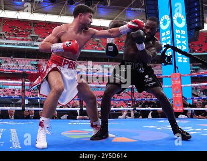 Josh Kelly (à gauche) et Ishmael Davis dans le combat de poids moyen au stade de Wembley, Londres. Date de la photo : samedi 21 septembre 2024. Banque D'Images