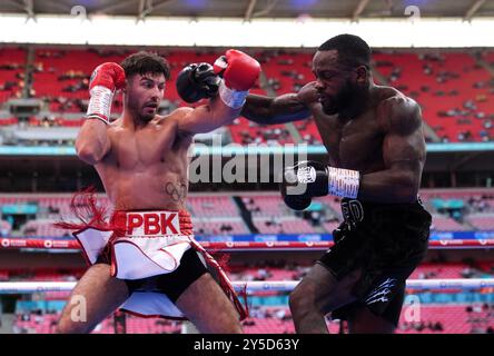 Josh Kelly (à gauche) et Ishmael Davis dans le combat de poids moyen au stade de Wembley, Londres. Date de la photo : samedi 21 septembre 2024. Banque D'Images