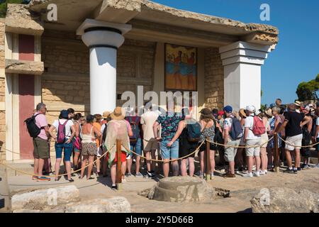 Couloir de la procession Palais de Knossos, vue arrière d'un groupe étudiant des fresques colorées situées dans le couloir de la procession, Crète de Knossos Banque D'Images