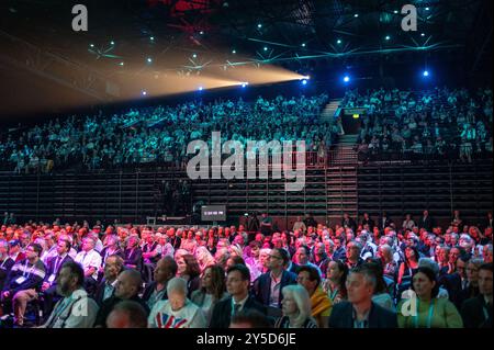 Birmingham, Royaume-Uni. 21 septembre 2024. Une vue de la foule le dernier jour de la conférence lors du discours d'adieu de Nigel Farage. Le parti Reform UK, dirigé par le député britannique Nigel Farage, a remporté cinq sièges aux élections générales britanniques de 2024, et se réunit maintenant à Birmingham pour sa conférence de 2024 (photo de David Tramontan/SOPA images/Sipa USA) crédit : Sipa USA/Alamy Live News Banque D'Images