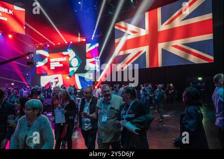 Birmingham, Royaume-Uni. 21 septembre 2024. Les gens ont vu partir à la fin du discours d'adieu de Nigel Farage le dernier jour de la conférence. Le parti Reform UK, dirigé par le député britannique Nigel Farage, a remporté cinq sièges aux élections générales britanniques de 2024, et se réunit maintenant à Birmingham pour sa conférence de 2024 (photo de David Tramontan/SOPA images/Sipa USA) crédit : Sipa USA/Alamy Live News Banque D'Images