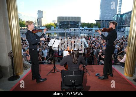 Leipzig, Allemagne. 21 septembre 2024. Les diplômés de l'école de musique Johann Sebastian Bach jouent une œuvre de Mozart jusque-là inconnue avant l'opéra. Le morceau de musique du compositeur datant de 1760 environ a été découvert dans la collection de la bibliothèque municipale. Crédit : Sebastian Willnow/dpa/Alamy Live News Banque D'Images