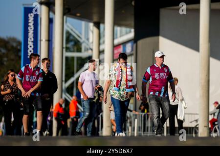 Arnhem, pays-Bas. 21 septembre 2024. ARNHEM, PAYS-BAS - 21 SEPTEMBRE : supporter de vitesse en route vers les tribunes avant le match néerlandais Keuken Kampioen Divisie entre vitesse et Jong Ajax au GelreDome le 21 septembre 2024 à Arnhem, pays-Bas. (Photo de René Nijhuis/Orange Pictures) crédit : dpa/Alamy Live News Banque D'Images