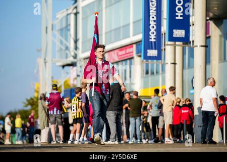 Arnhem, pays-Bas. 21 septembre 2024. ARNHEM, PAYS-BAS - 21 SEPTEMBRE : un supporter de vitesse portant le maillot Airborne sur son chemin vers les gradins avant le match néerlandais Keuken Kampioen Divisie entre vitesse et Jong Ajax au GelreDome le 21 septembre 2024 à Arnhem, pays-Bas. (Photo de René Nijhuis/Orange Pictures) crédit : dpa/Alamy Live News Banque D'Images