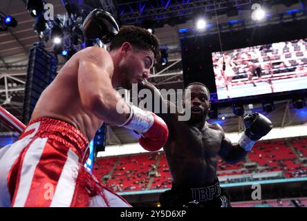 Josh Kelly (à gauche) et Ishmael Davis dans le combat de poids moyen au stade de Wembley, Londres. Date de la photo : samedi 21 septembre 2024. Banque D'Images