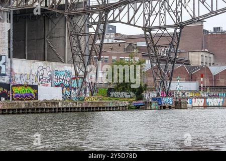 Maastricht, Limbourg du Sud, pays-Bas. 30 août 2024. Graffiti une explosion de Street art sur les murs d'usine, remblai mal entretenu de Meus Banque D'Images