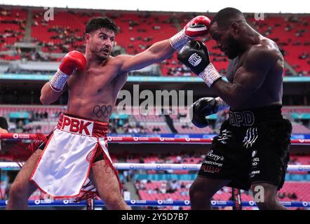 Josh Kelly (à gauche) et Ishmael Davis dans le combat de poids moyen au stade de Wembley, Londres. Date de la photo : samedi 21 septembre 2024. Banque D'Images