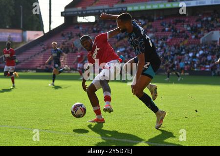 Londres, Angleterre. 21 septembre 2024. Kayne Ramsay et CJ Hamilton lors du match Sky Bet EFL League One entre Charlton Athletic et Blackpool FC à The Valley, Londres. Kyle Andrews/Alamy Live News Banque D'Images