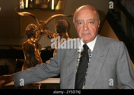 Mohamed Al Fayed a dévoilé une statue commémorant la vie de feu Diana, Princesse de Galles et de son fils Dodi, décédé il y a huit ans dans un accident de voiture à Paris. La statue de bronze se dresse à l'entrée du magasin londonien exclusif Harrod's, dont M. Mohamed Al Fayed est propriétaire. Il mesure 10 pieds de haut et a été nommé victimes innocentes. Le couple danseur tient un albatros, le plus romantique et mystérieux des oiseaux de mer, symbolisant la liberté et l’éternité. Banque D'Images