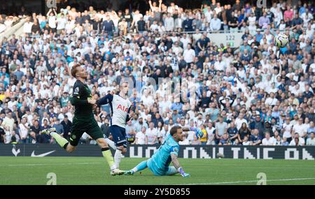 Londres, Royaume-Uni. 21 septembre 2024. James Maddison de Tottenham Hotspur tire et marque le 3ème but de son équipe. Premier League match, Tottenham Hotspur contre Brentford au Tottenham Hotspur Stadium de Londres le samedi 21 septembre 2024. Cette image ne peut être utilisée qu'à des fins éditoriales. Usage éditorial exclusif photo par Sandra Mailer/Andrew Orchard photographie sportive/Alamy Live News crédit : Andrew Orchard photographie sportive/Alamy Live News Banque D'Images