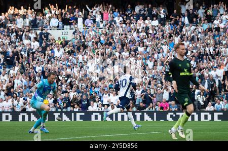 Londres, Royaume-Uni. 21 septembre 2024. James Maddison de Tottenham Hotspur célèbre après avoir marqué le 3e but. Premier League match, Tottenham Hotspur contre Brentford au Tottenham Hotspur Stadium de Londres le samedi 21 septembre 2024. Cette image ne peut être utilisée qu'à des fins éditoriales. Usage éditorial exclusif photo par Sandra Mailer/Andrew Orchard photographie sportive/Alamy Live News crédit : Andrew Orchard photographie sportive/Alamy Live News Banque D'Images