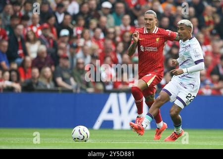 Liverpool, Royaume-Uni. 21 septembre 2024. Julian Araujo de Bournemouth (22) valorise le ballon. Premier League match, Liverpool contre Bournemouth à Anfield à Liverpool le samedi 21 septembre 2024. Cette image ne peut être utilisée qu'à des fins éditoriales. Usage éditorial exclusif. photo par Chris Stading/Andrew Orchard photographie sportive/Alamy Live News crédit : Andrew Orchard photographie sportive/Alamy Live News Banque D'Images