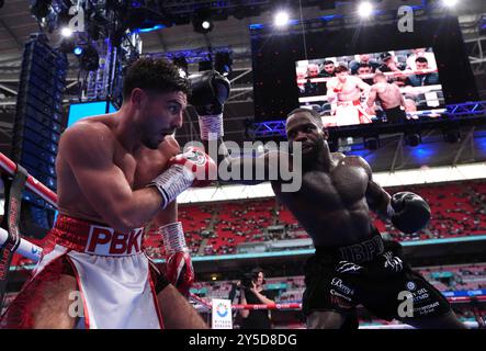 Josh Kelly (à gauche) et Ishmael Davis dans le combat de poids moyen au stade de Wembley, Londres. Date de la photo : samedi 21 septembre 2024. Banque D'Images