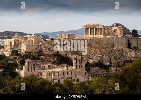 Le temple du Parthénon au sommet de l'Acropole entouré par les ruines du temple d'Atenea Nike et de l'Odéon theather. Athènes. Banque D'Images