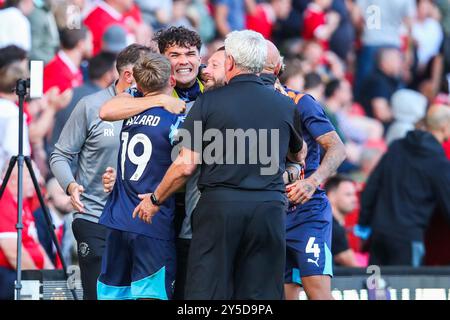 Londres, Royaume-Uni. 21 septembre 2024. Les joueurs et le staff de Blackpool célèbrent la victoire des équipes après le match de Sky Bet League 1 Charlton Athletic vs Blackpool à The Valley, Londres, Royaume-Uni, le 21 septembre 2024 (photo par Izzy Poles/News images) à Londres, Royaume-Uni le 21/09/2024. (Photo par Izzy Poles/News images/SIPA USA) crédit : SIPA USA/Alamy Live News Banque D'Images