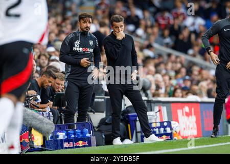 Londres, Royaume-Uni. 21 septembre 2024. Marco Silva du Fulham FC s'entretient avec son équipe d'entraîneurs lors du match de Fulham FC contre Newcastle United FC English premier League à Craven Cottage, Londres, Angleterre, Royaume-Uni le 21 septembre 2024 Credit : Every second Media/Alamy Live News Banque D'Images