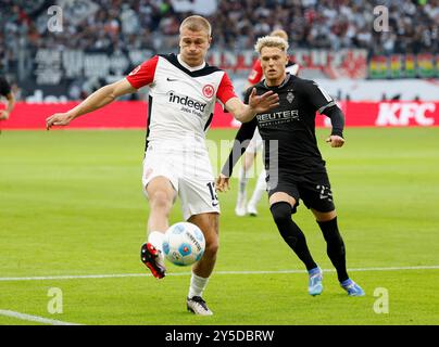 Francfort-sur-le-main, Allemagne. 10 août 2024. im Bild : v. L. Rasmus Kristensen (Eintracht Frankfurt, 13) und Robin Hack (Borussia Moenchengladbach, 25) 21.09.2024, Fussball, 1. Bundesliga, 4. Spieltag, Eintracht Frankfurt - Borussia Moenchengladbach, GER, Frankfurt am main, Deutsche Bank Park, DFL LA RÉGLEMENTATION INTERDIT TOUTE UTILISATION DE PHOTOGRAPHIES COMME SÉQUENCES D'IMAGES ET/OU QUASI-VIDÉO. Crédit : dpa/Alamy Live News Banque D'Images