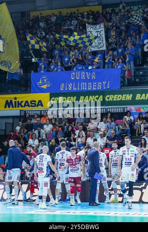 Les supporters du Trentin lors de Itas Trentino vs Vero volley Monza, match de volleyball Italien Supercup Men à Florence, Italie, le 21 septembre 2024 Banque D'Images