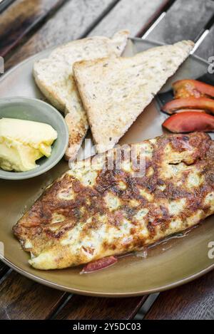 Omelette omelette avec pain grillé s ensemble de petit déjeuner mealimple Banque D'Images
