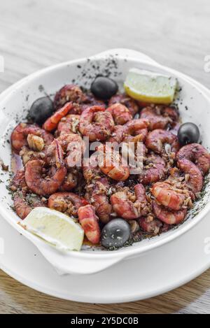 Crevettes fraîches frites dans de l'huile d'olive à l'ail fruits de mer tapas portugaises snack Banque D'Images