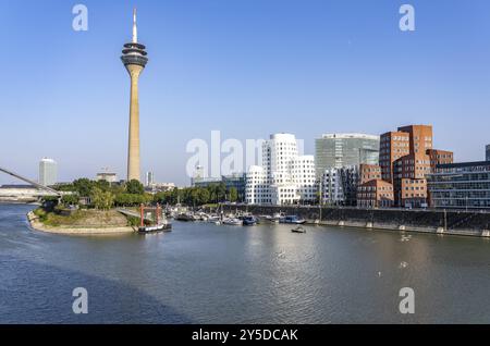 Duesseldorf Media Harbour, Rhin Tower, Gehry Buildings, pont sur l'entrée du port, Rhin, Rhénanie du Nord-Westphalie, Allemagne, Europe Banque D'Images