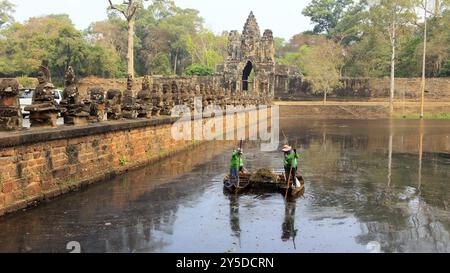 Balustrade avec des dieux de pierre et des démons sur le pont vers le sud Tor Tor d'Angkor Thom Banque D'Images