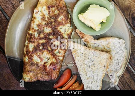 Omelette omelette avec pain grillé s ensemble de petit déjeuner mealimple Banque D'Images
