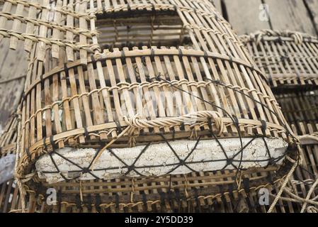 Cages traditionnelles de crabe en bambou au kep Market cambodia Banque D'Images