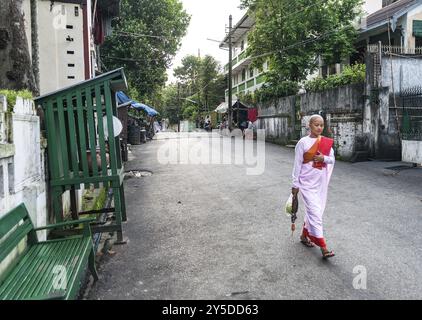 Femme bouddhiste nonne birmane dans la rue à yangon myanmar Banque D'Images