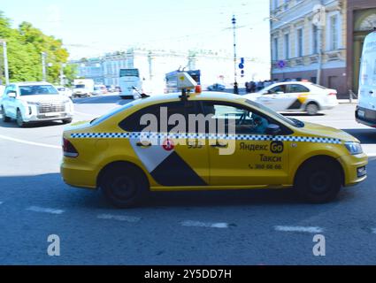 Vue sur la rue avec taxi Yandex à Saint-pétersbourg Russie. Banque D'Images